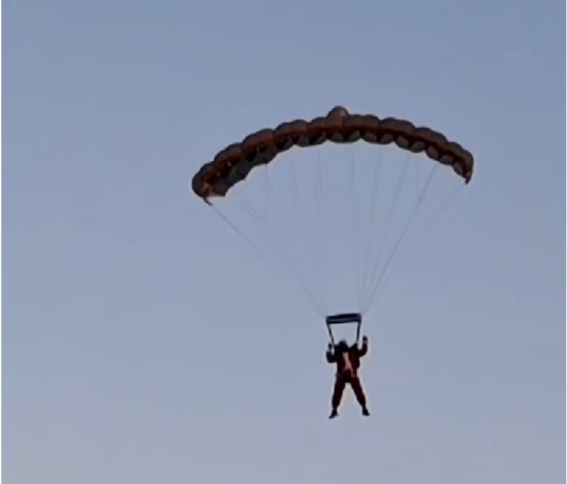 A Barletta Babbo Natale arriva dal cielo