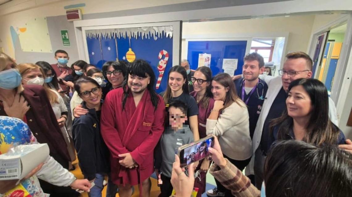Un momento della visita di Mandrake nel reparto di pediatria dell'ospedale Ss. Annunziata