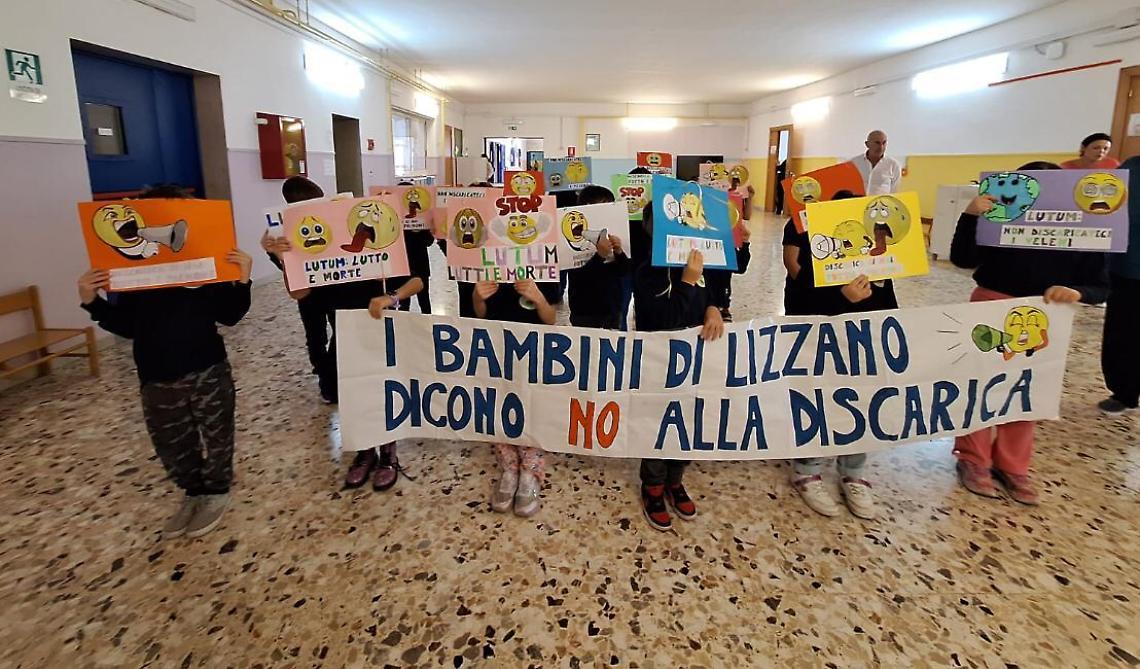 Bambini contro la discarica 
