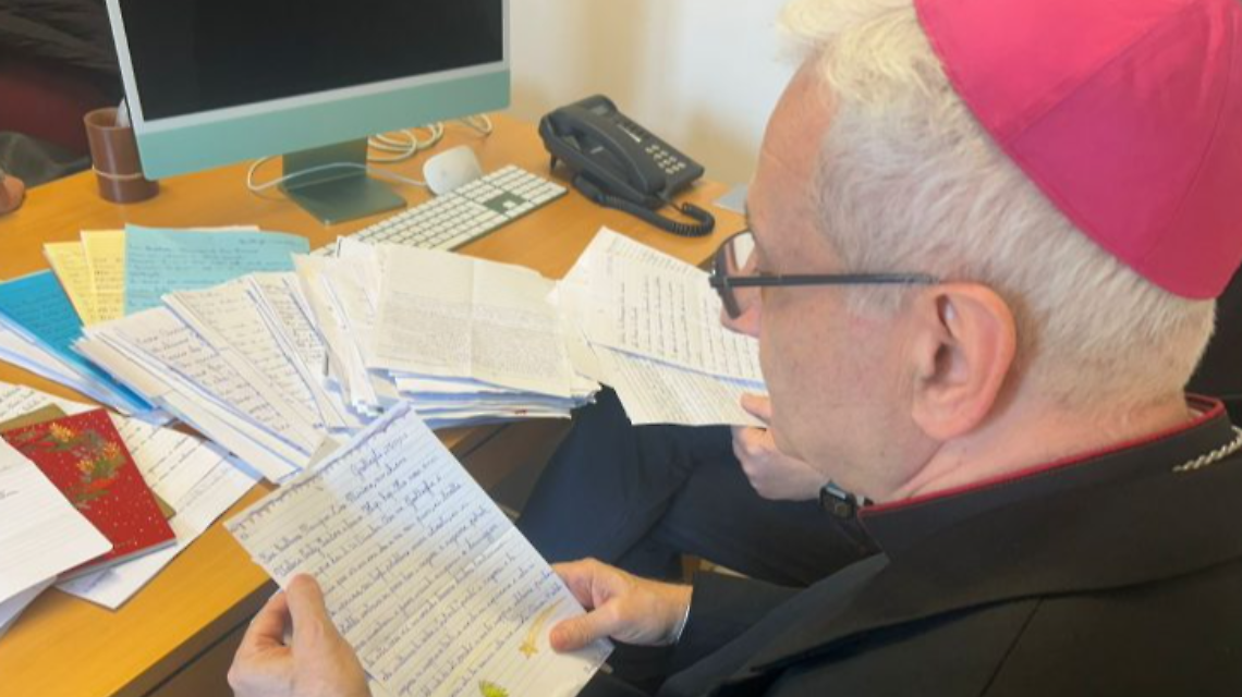 L’arcivescovo legge le lettere dei bambini (foto Mattia Santomarco)