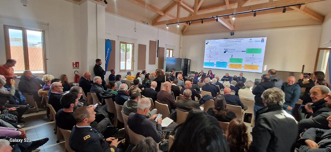 L'assemblea pubblica si è tenuta negli ex Baraccamenti Cattolica