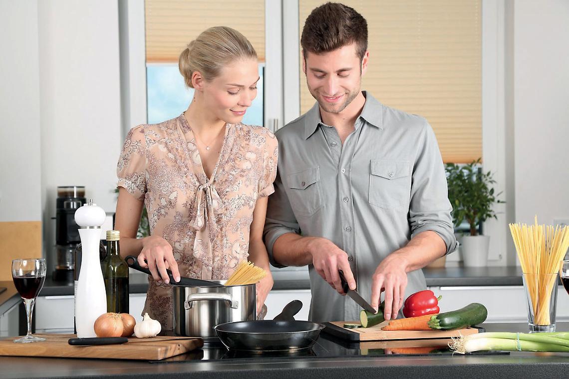 Uomo e donna in cucina