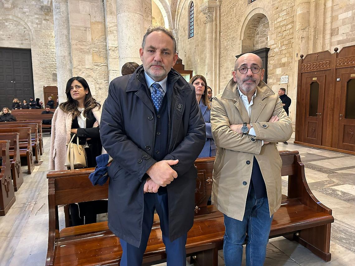 A sinistra il senatore di Fratelli d’Italia Filippo Melchiorre nella Basilica di San Nicola a Bari per incontrare Epifanio I