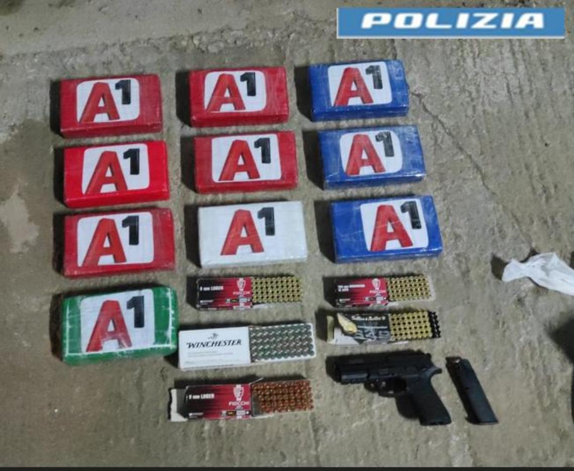 La droga, le armi e le munizioni recuperate dalla Polizia di Barletta