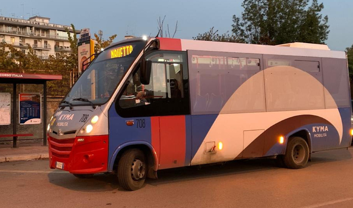 Un bus navetta di Kyma Mobilità