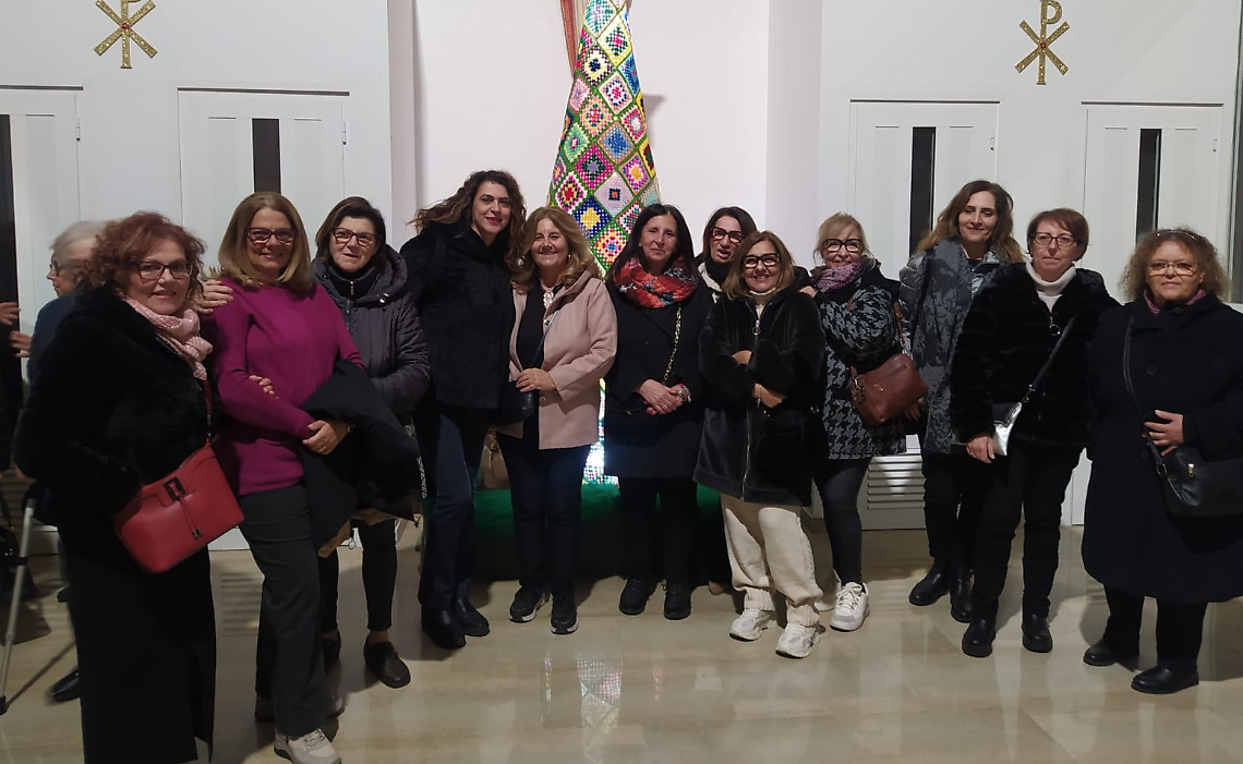 Le volontarie che hanno realizzato l'albero "all'uncinetto"