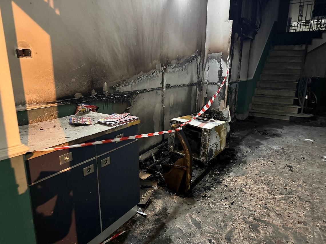 Incendio in uno stabile di via Cigini a Taranto - foto di Francesco Manfuso