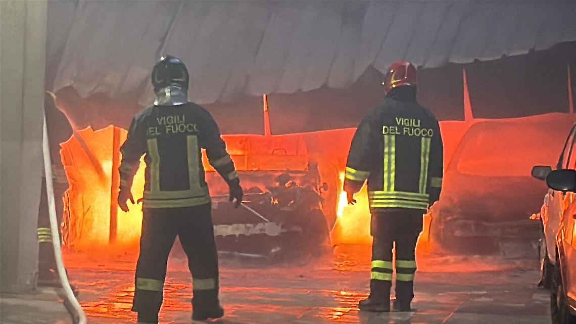 Il rogo in via Sorcinelli a Taranto - foto di Francesco Manfuso