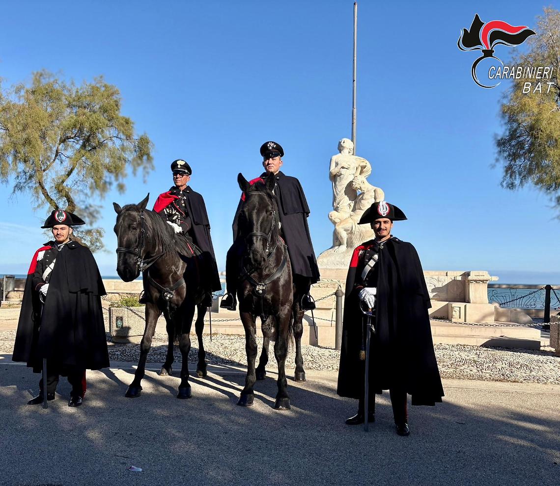 Una pattuglia a cavallo dei Carabinieri del Reparto Biodiversità di Martina Franca nella Villa comunale di Trani