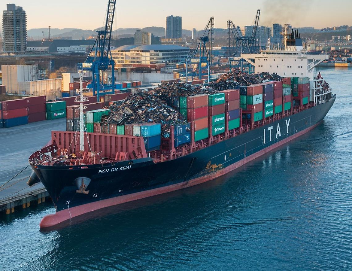 Nave che trasporta rifiuti - archivio