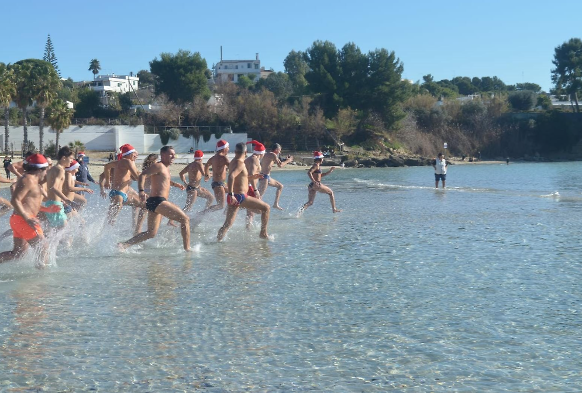 Si rinnova l'appuntamento a Gandoli con il bagno a mare nel giorno di San Silvestro
