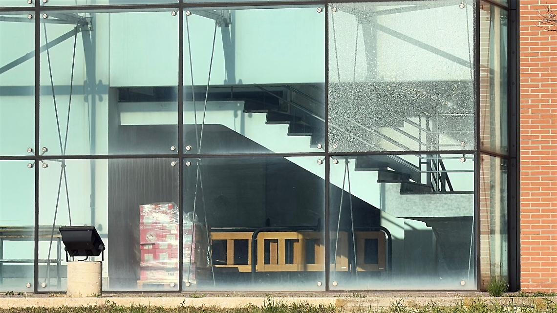 Le vetrate della Corte d'Appello in frantumi (foto Francesco Manfuso)