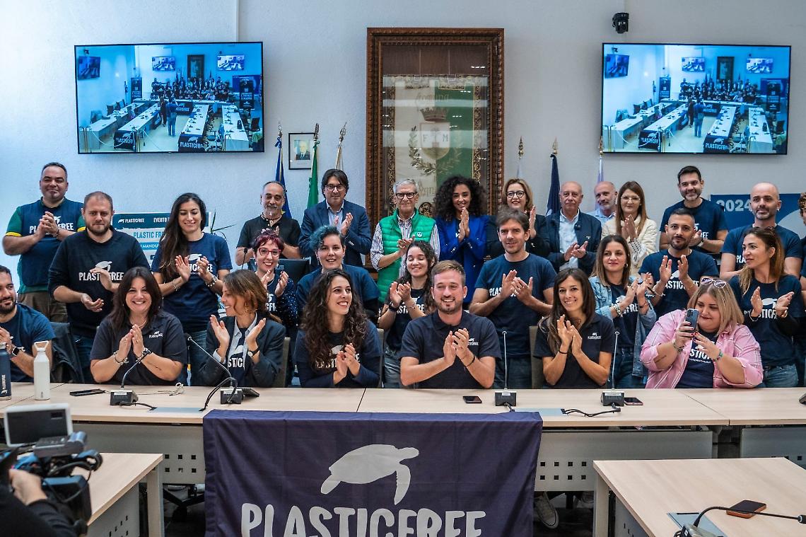 I volontari di Plastic Free Onlus ripuliranno la spiaggia di "Pane e Pomodoro"