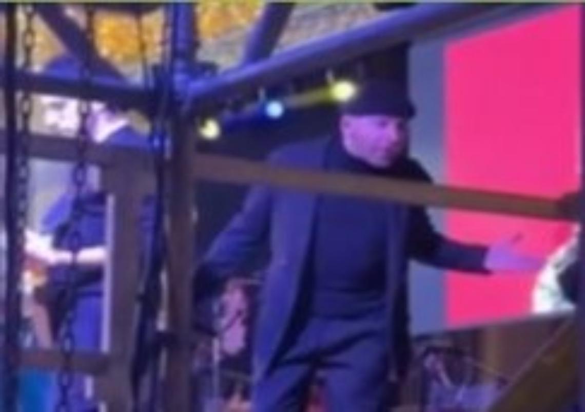 Mario Venuti discute con il fonico durante il concerto