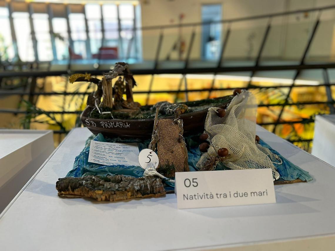 Il Presepe dal titolo "Natività tra i due mari" realizzato dalla classe di scuola primaria 5°B dell'Istituto Comprensivo Carrieri 