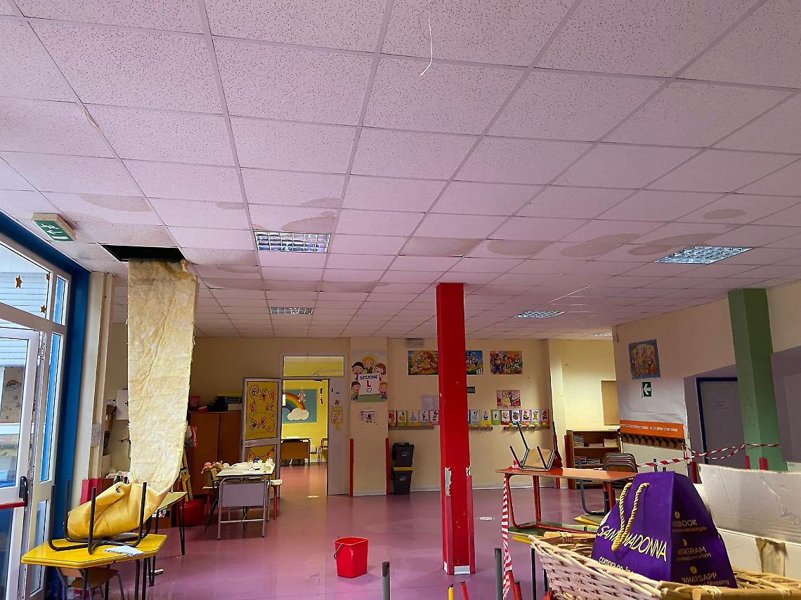 La scuola di via Carrara Gioia di Bisceglie, caduto un pannello di cartongesso