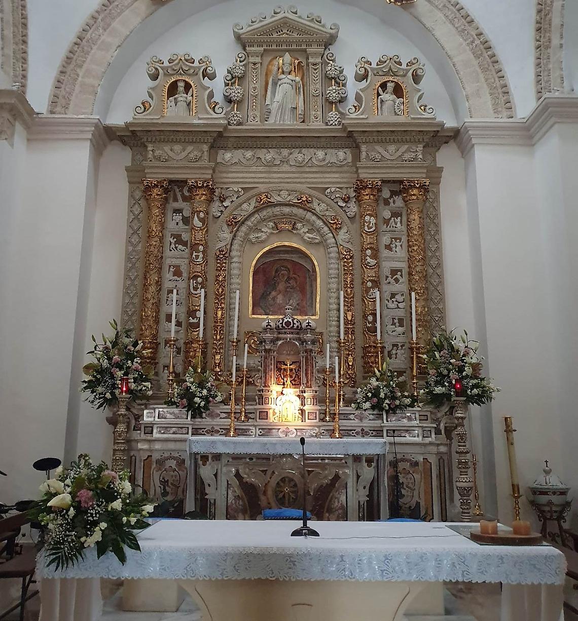 L'altare della parrocchia di Carosino