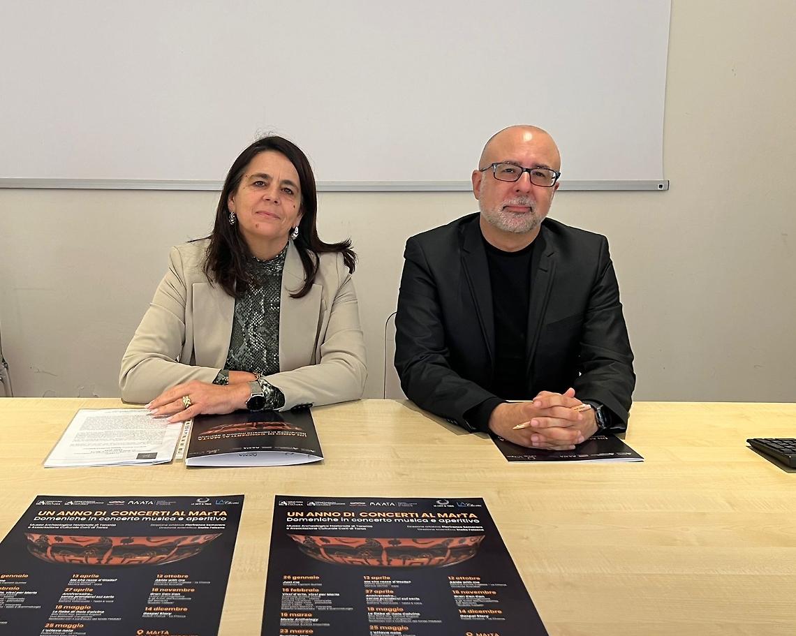 La direttrice Stella Falzone e il Maestro  Pierfrancesco Semeraro 