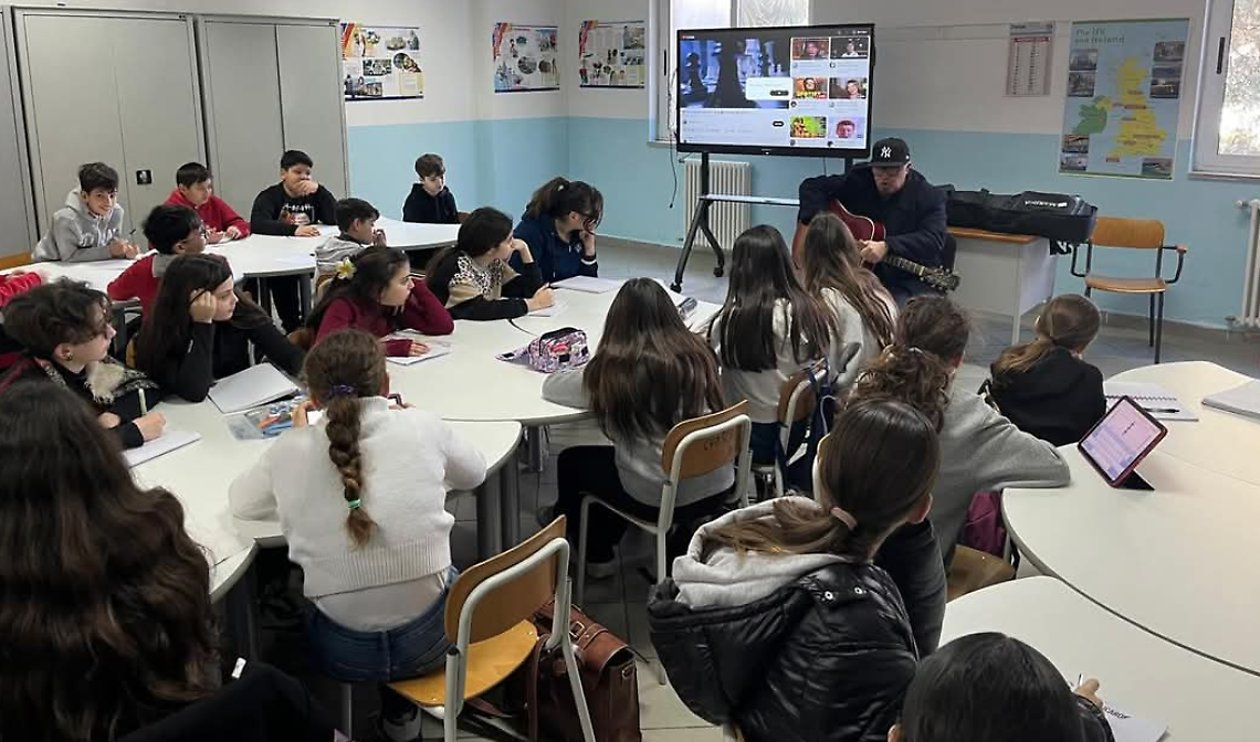 Un momento dell'iniziativa all'istituto comprensivo Sciascia