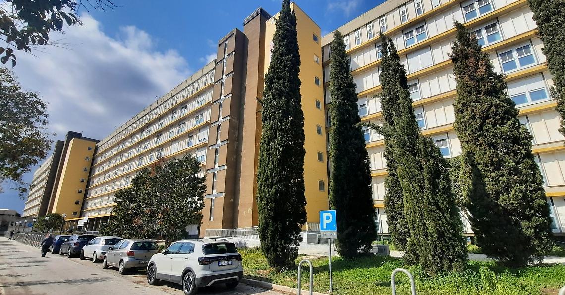 Inferno al pronto soccorso del San Paolo: paziente psichiatrico ferisce due infermieri