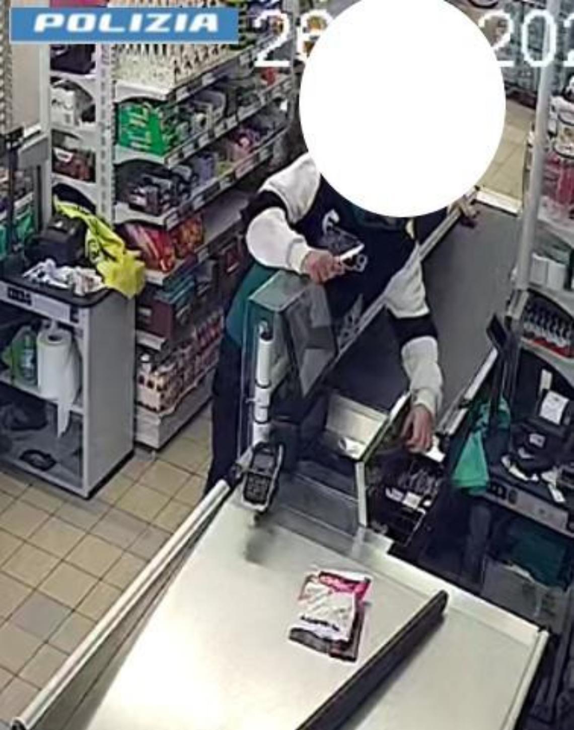 Il rapinatore in azione a Barletta