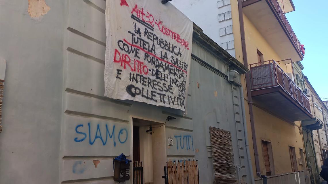 Lo striscione del Comitato spontaneo #iostoconSaverio