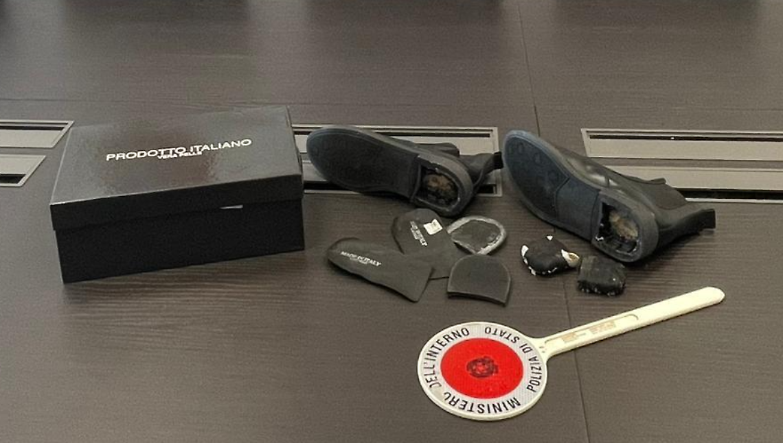 Droga nascosta nelle scarpe destinate al carcere di Terni