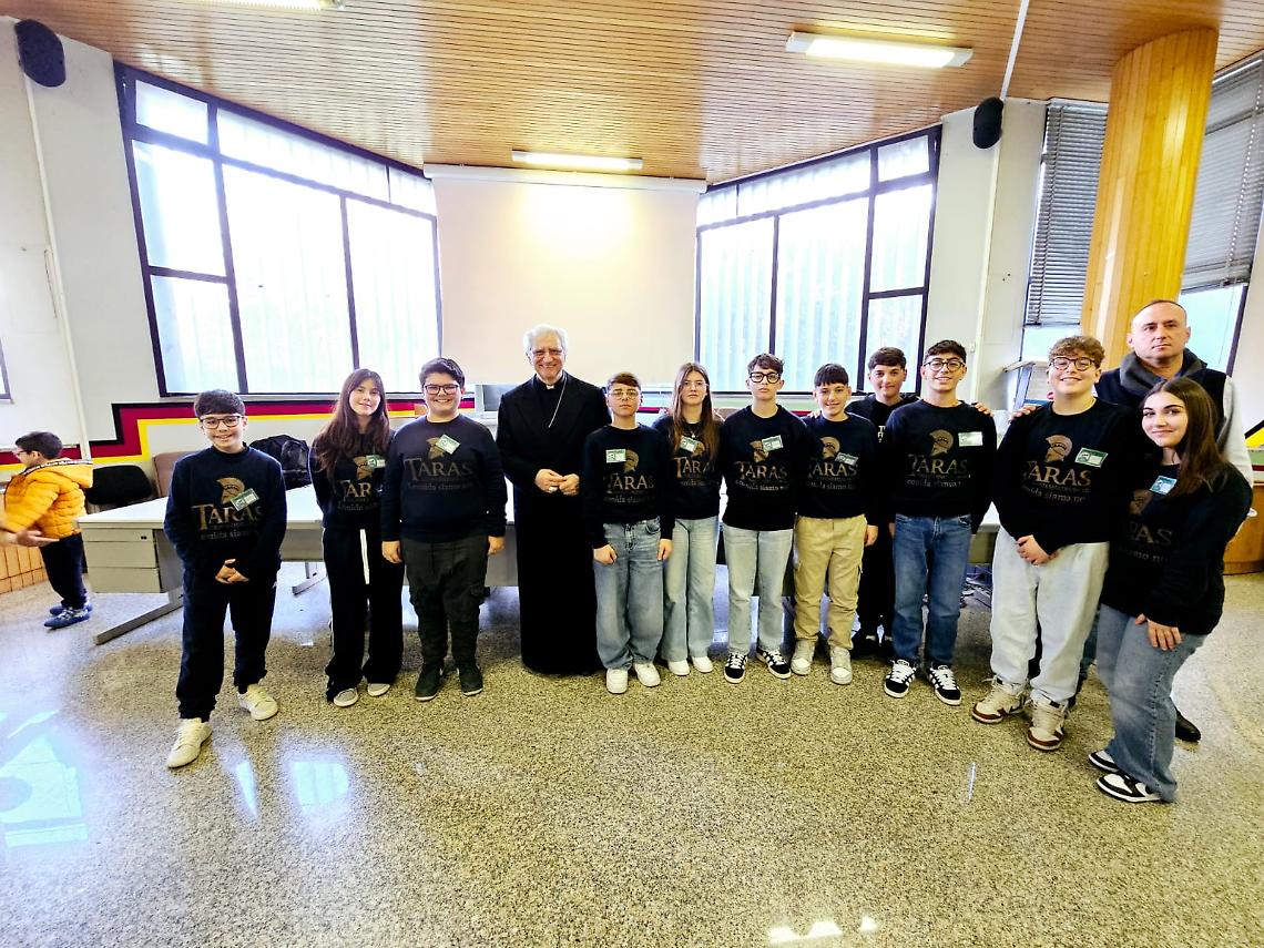 L'arcivescovo mons. Ciro Miniero con i vincitori del concorso