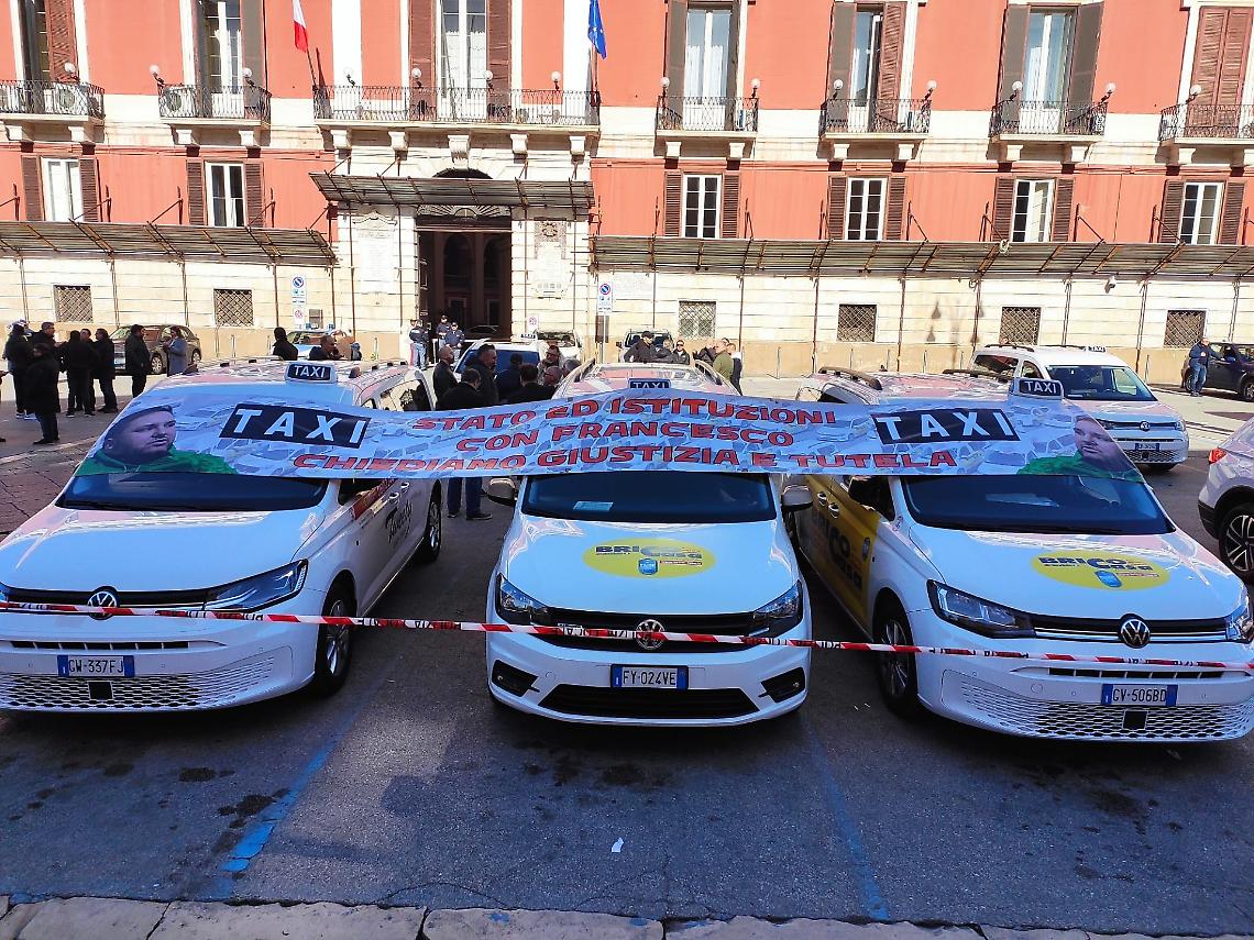 Il sit-in dei tassisti davanti alla Prefettura a Bari
