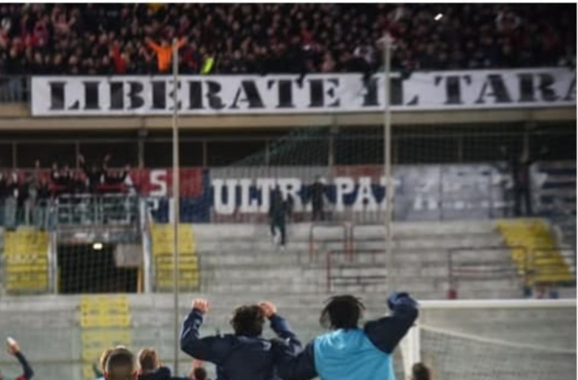 Lo striscione "Liberate il Taranto"
