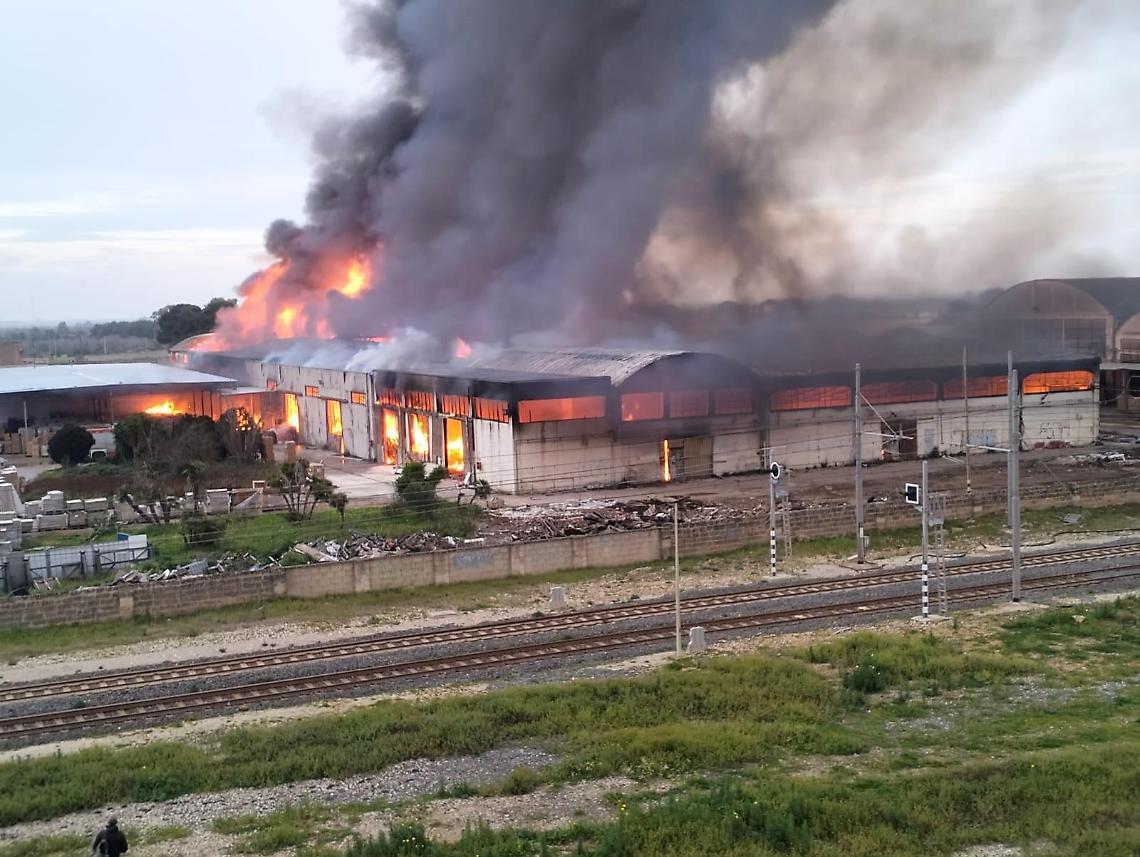 L'incendio del capannone industriale a Trepuzzi, nel Salento