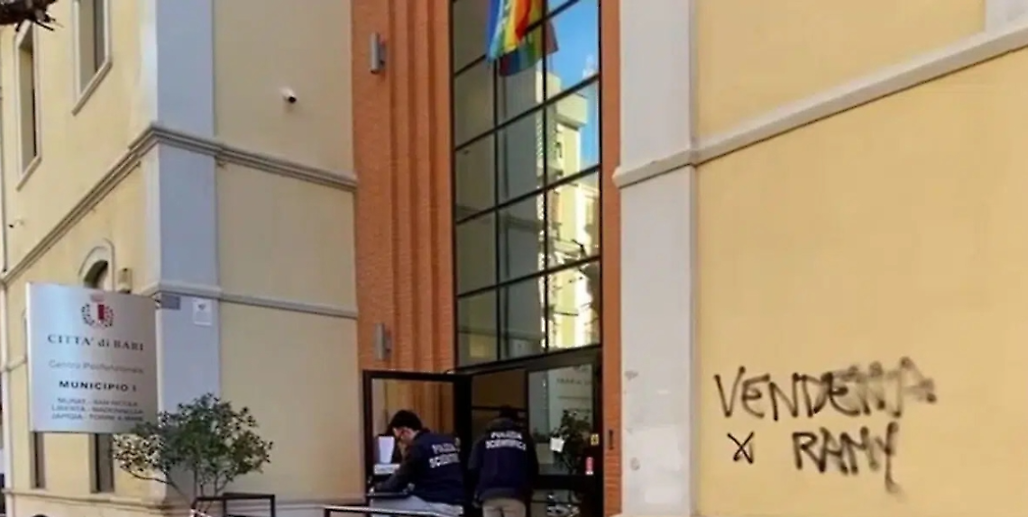 Il raid vandalico al Municipio I di Bari e nel riquadro Natalino Leobono