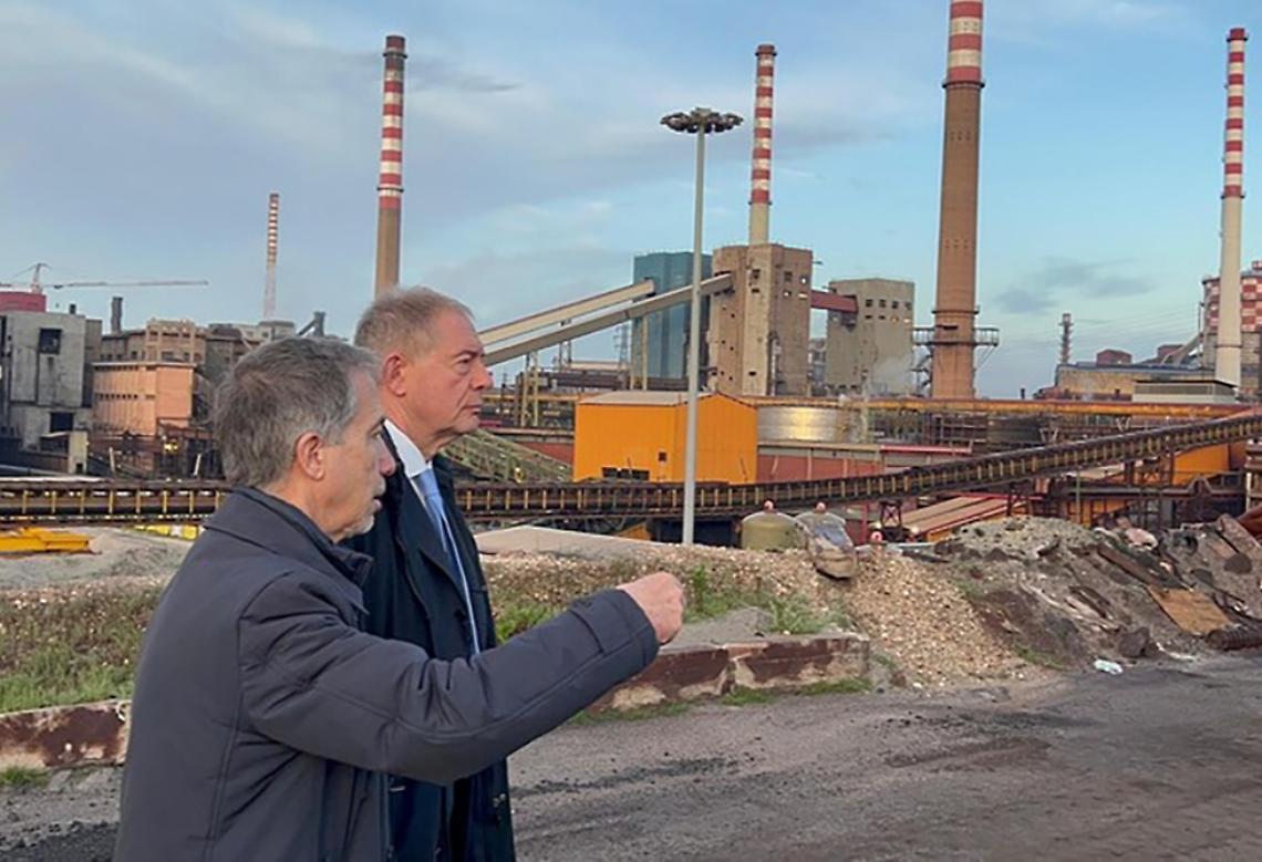 Adolfo Urso in visita all'ex Ilva