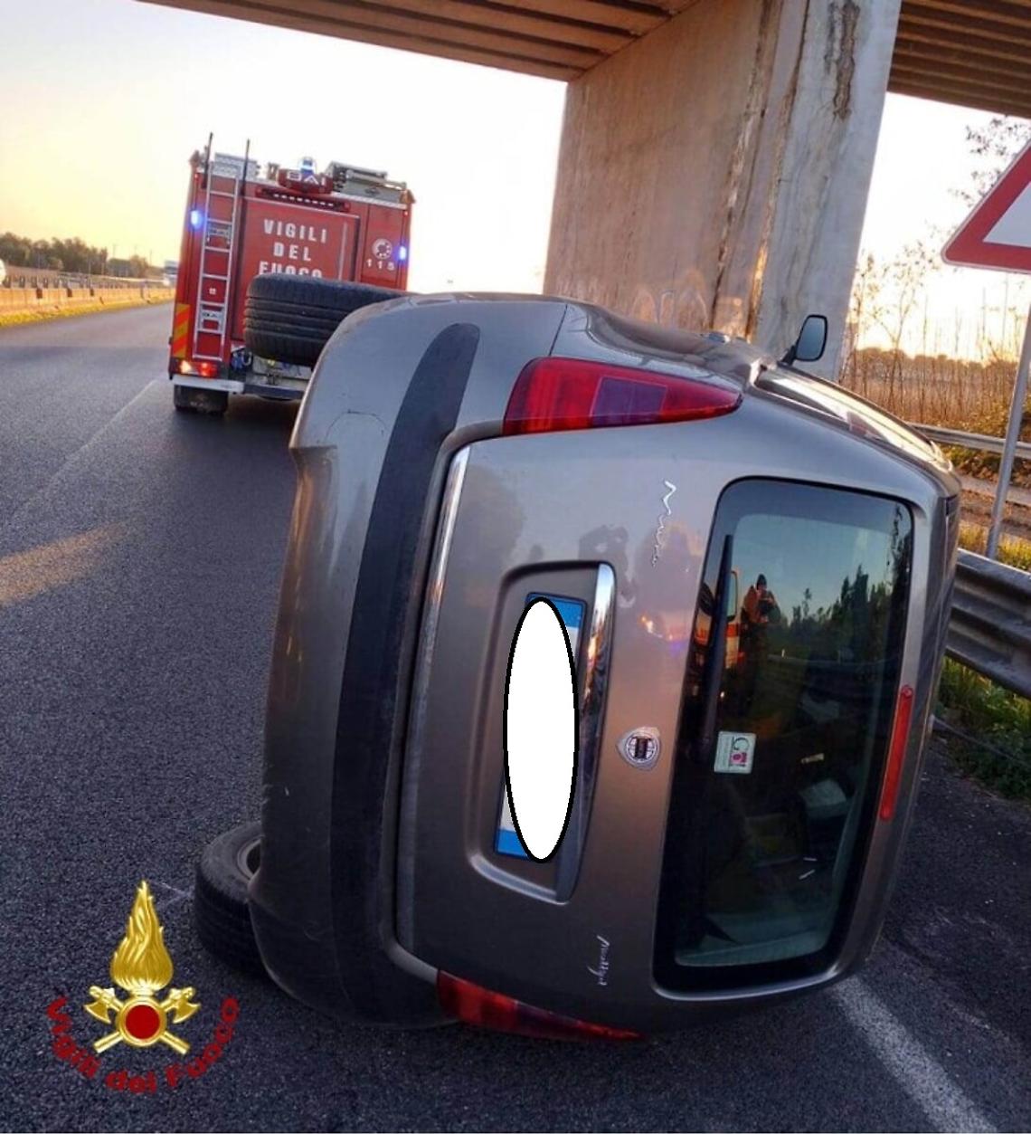L'auto riversa sulla strada - foto Vigili del Fuoco