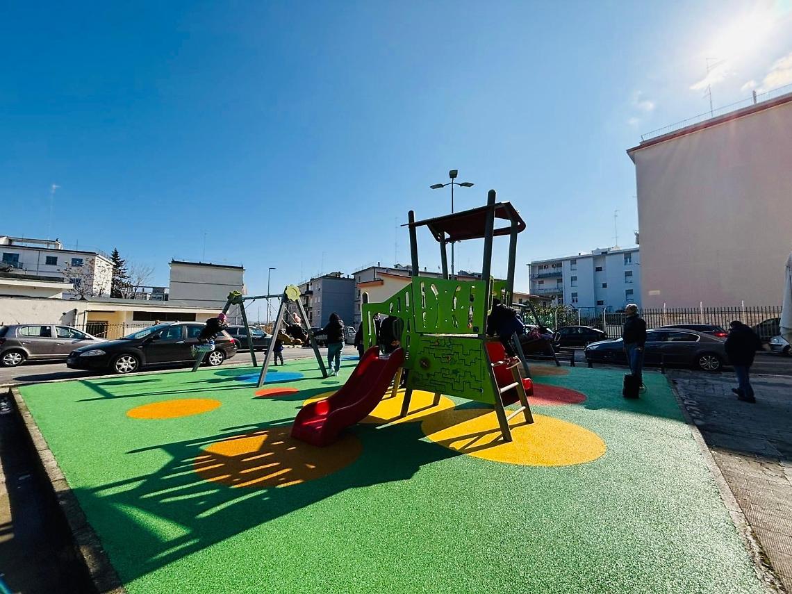 Nuovi giochi e aree verdi in tutti i cinque municipi