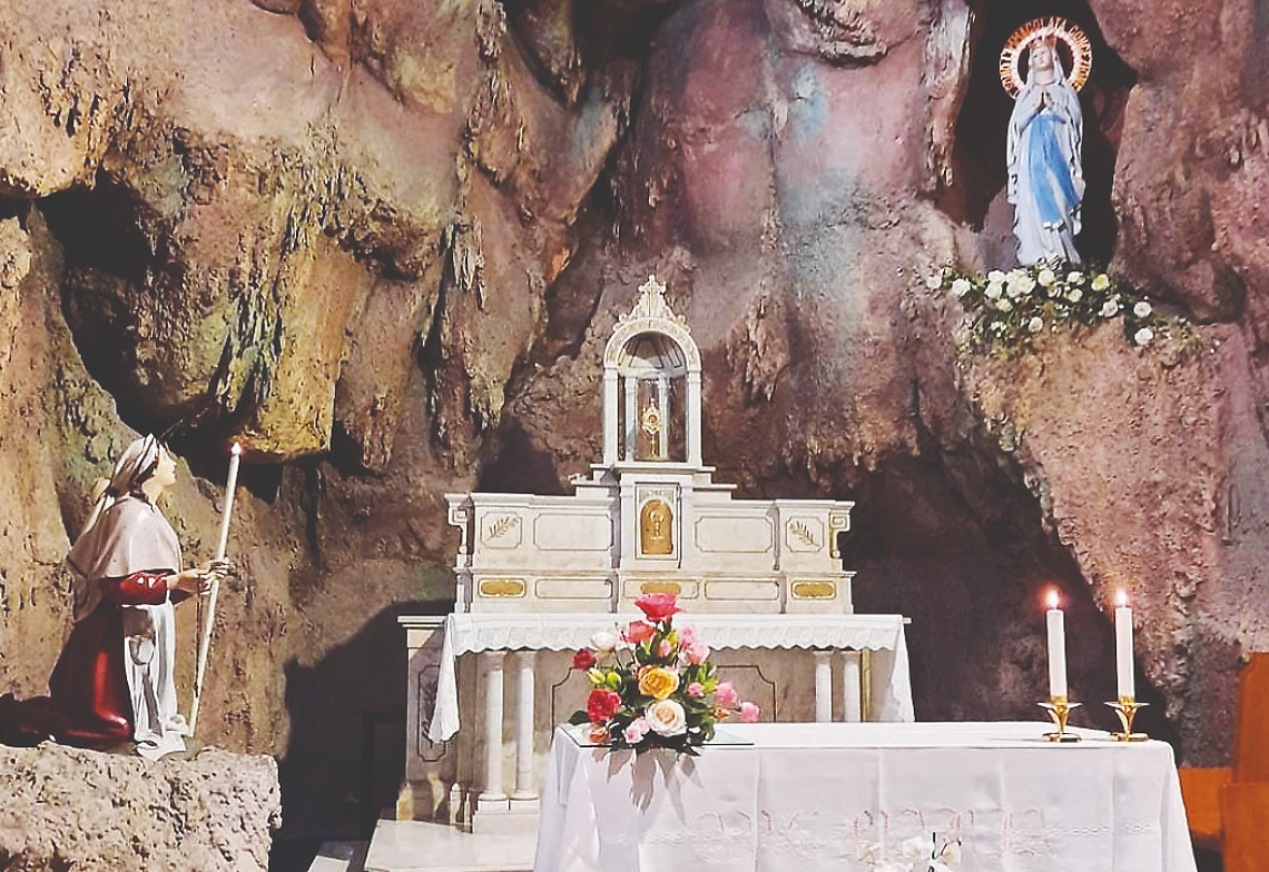La grotta  delle apparizioni mariane riprodotta all’interno  della chiesa  (foto pagina facebook  parrocchia Santa Maria La Nova)