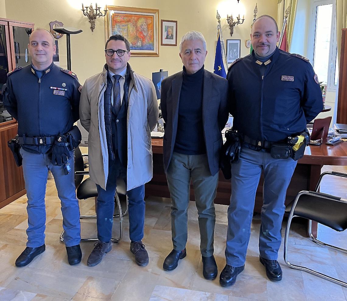 Il Questore di Bari incontra gli agenti che hanno salvato un anziano a Bitonto