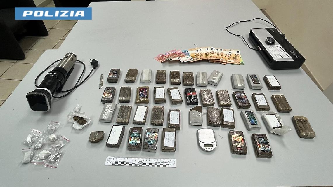 La droga ed il denaro sequestrato dai Falchi