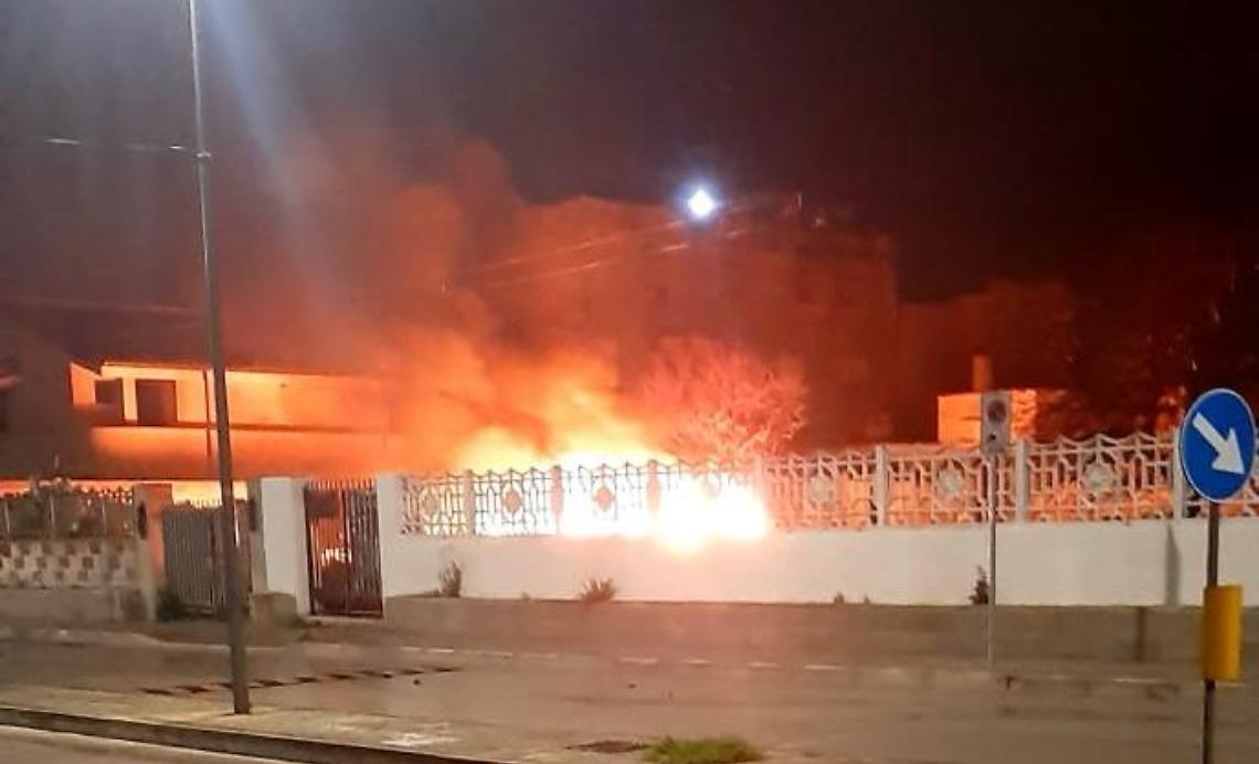 Le fiamme dopo  l'esplosione nella notte a Monteparano - foto di Francesco Manfuso
