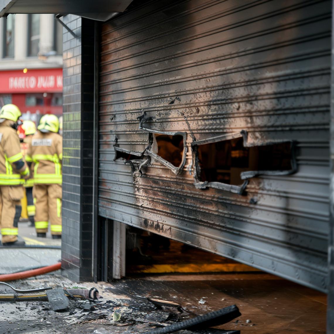 Bomba davanti ad una pizzeria - foto realizzata con Ai