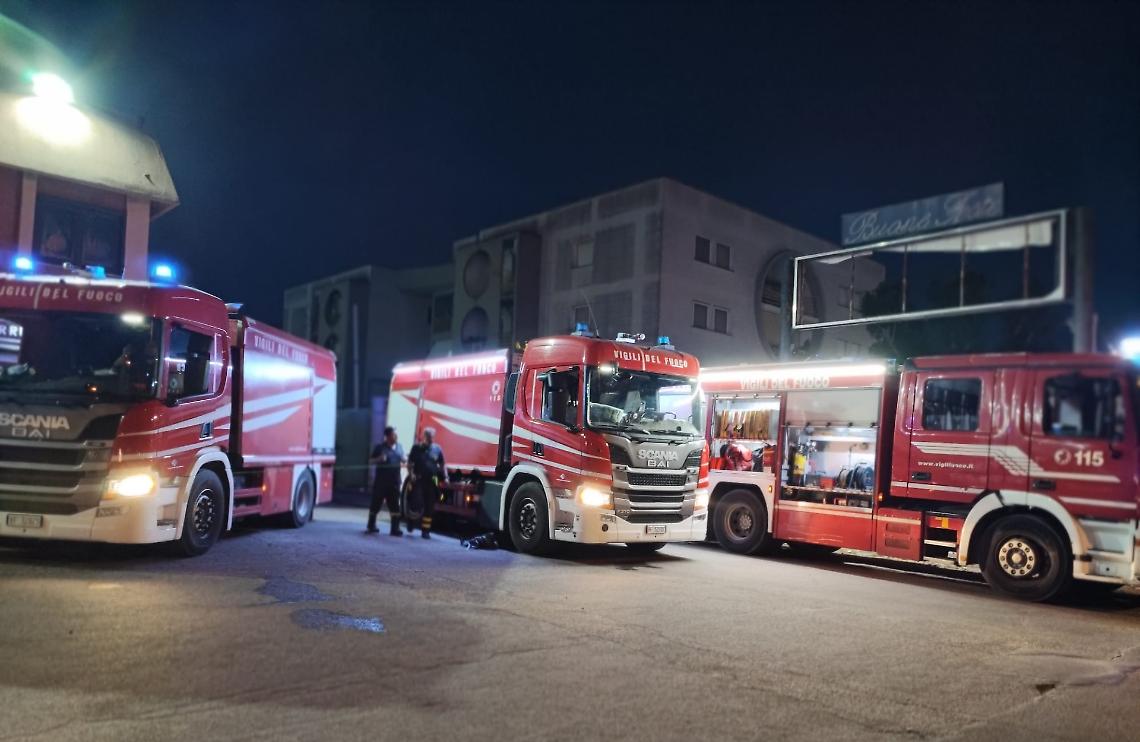 I mezzi dei Vigili del fuoco sul luogo dell'incendio - Foto Francesco Manfuso