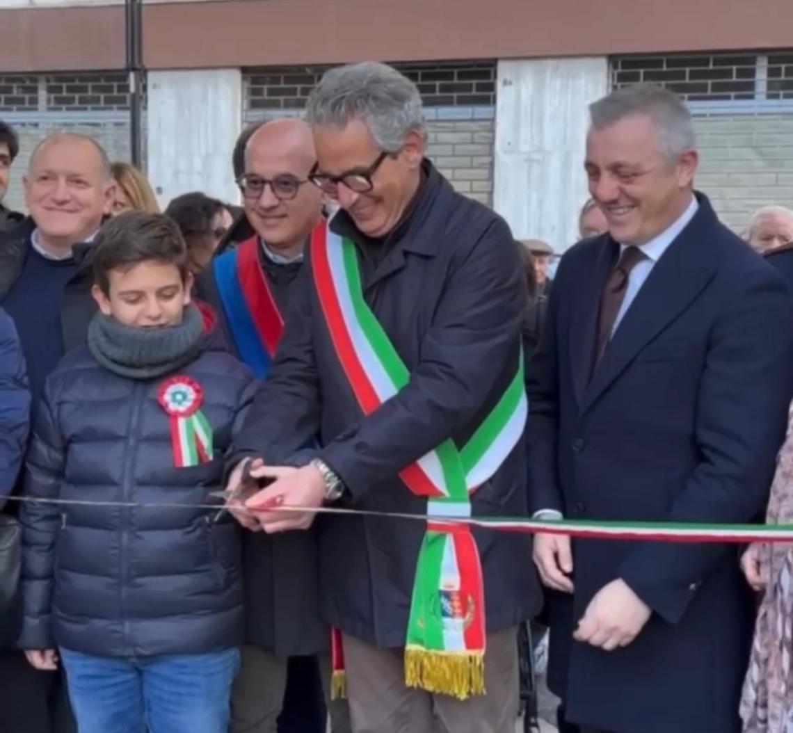 Il taglio del nastro della nuova villa comunale "Aldo Moro" a Canosa di Puglia