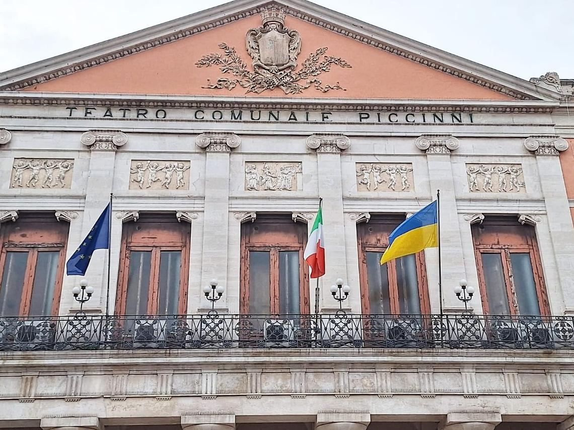 La bandiera ucraina sventola a Palazzo di Città di Bari