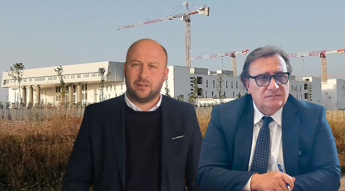I consiglieri regionali Renato Perrini e Antonio Paolo Scalera. Sullo sfondo, il cantiere per la realizzazione dell'ospedale San Cataldo