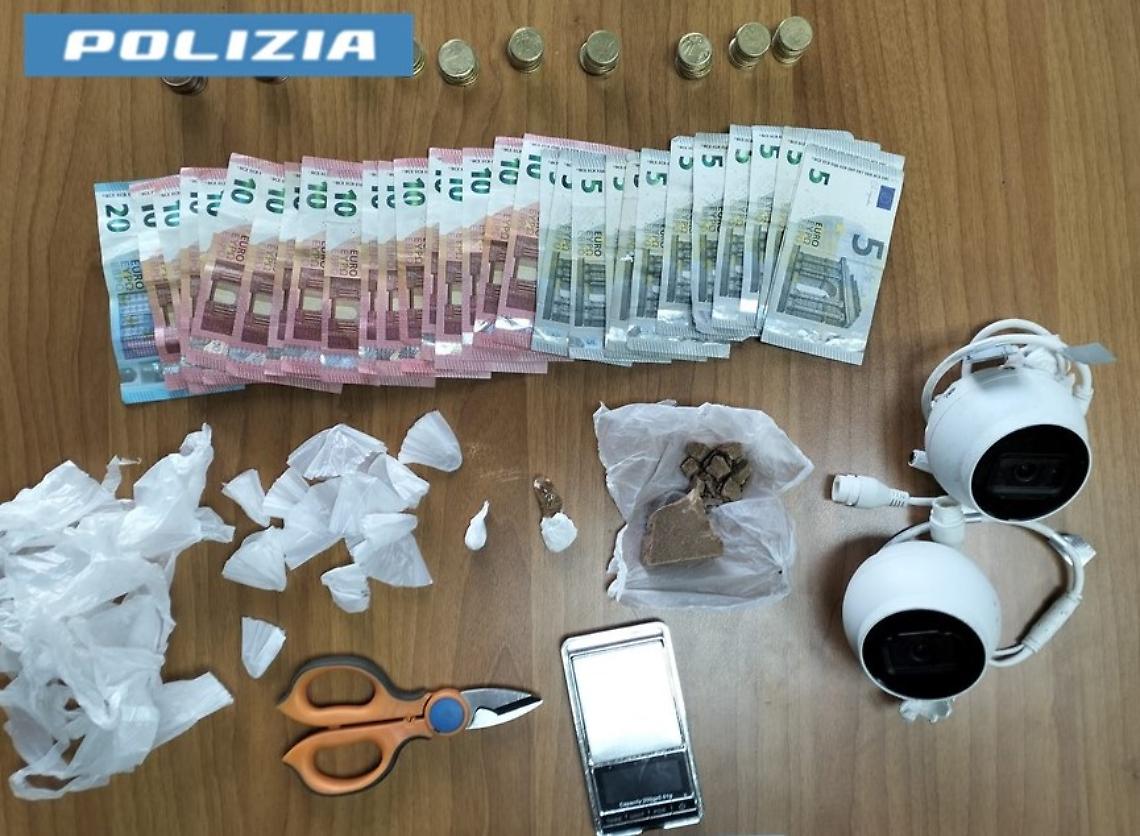 Droga e soldi sequestrati durante l'operazione della Polizia