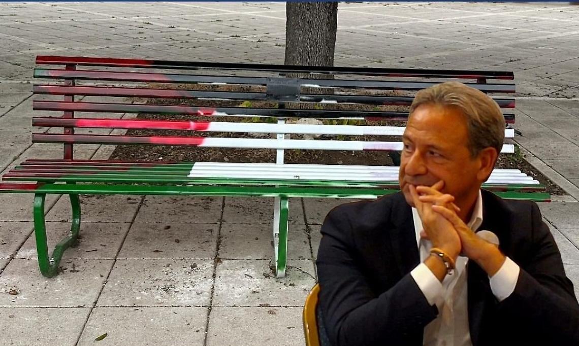 La panchina finita nel mirino dei vandali e Paolo Pagliaro
