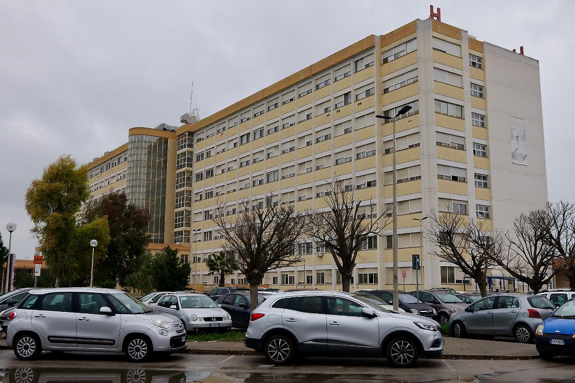 Sparatoria in pieno centro, 24enne ferito alle gambe