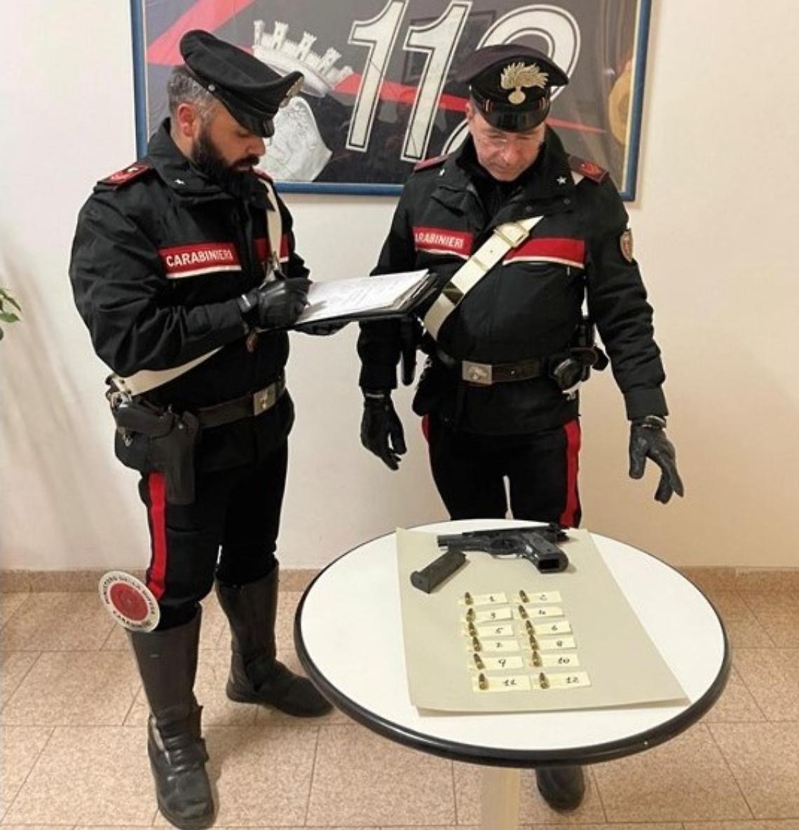 La pistola sequestrata dai Carabinieri