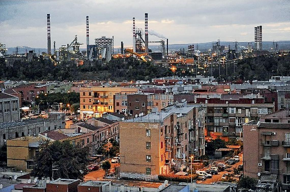 Quartiere Tamburi, sullo sfondo il siderurgico