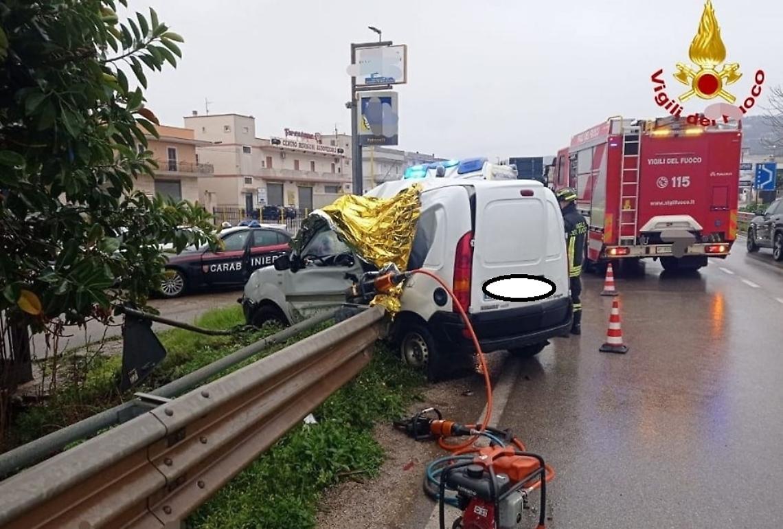 Incidente all'alba a Fasano - foto dei Vigili del fuoco